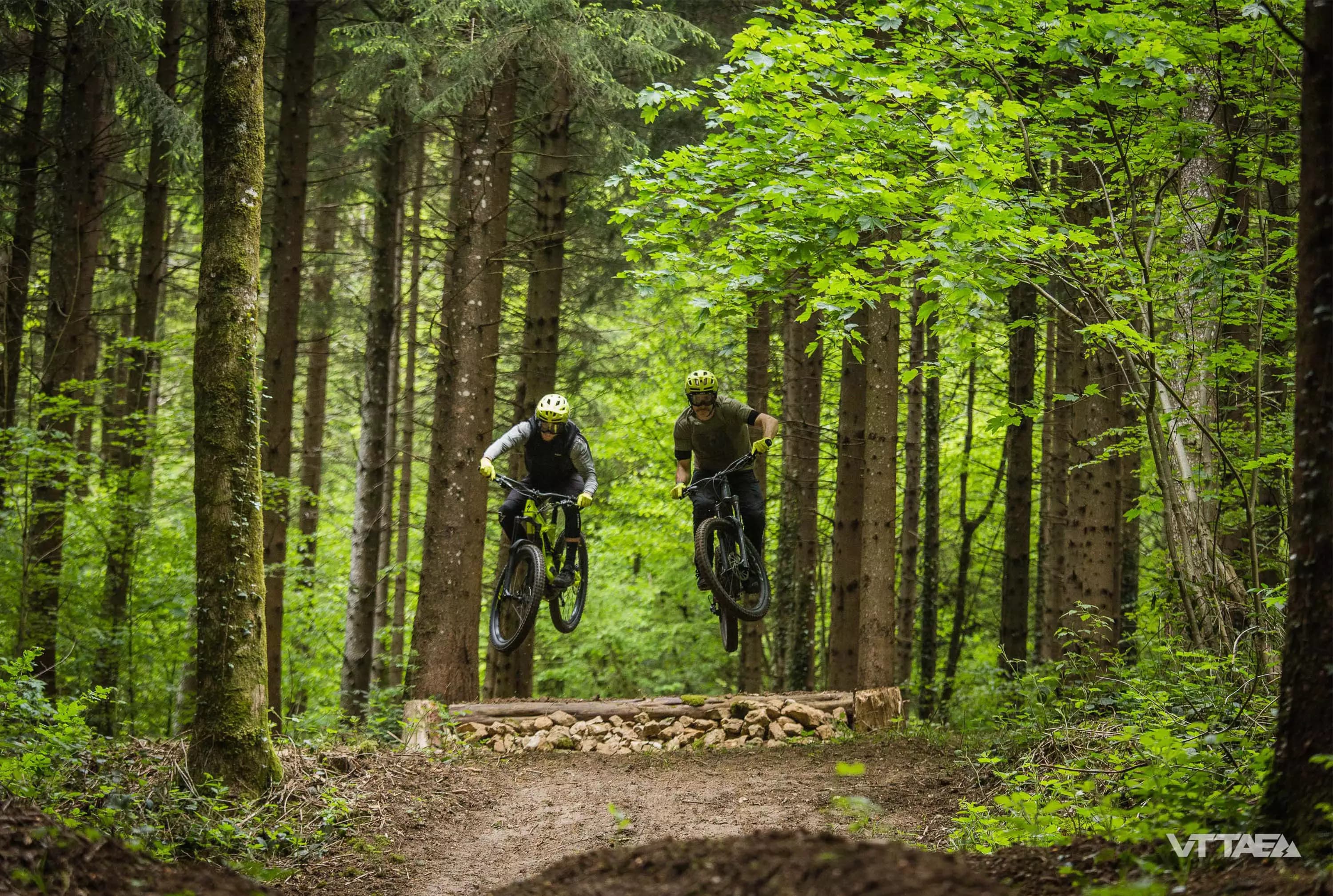 Vue aérienne du Mont Poupet Bike Park - Pistes d'enduro et sentiers VTT dans le Jura